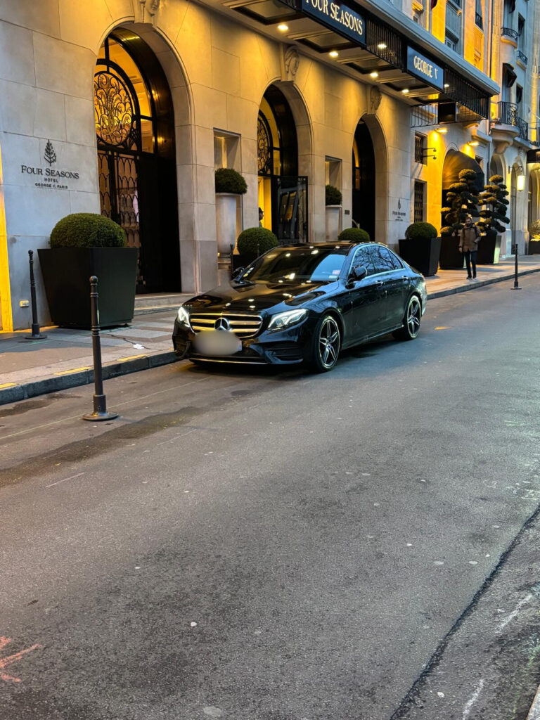 véhicule de luxe drive vip devant palace parisien