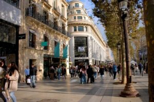 Vue des Champs-Elysées et de ses commerces