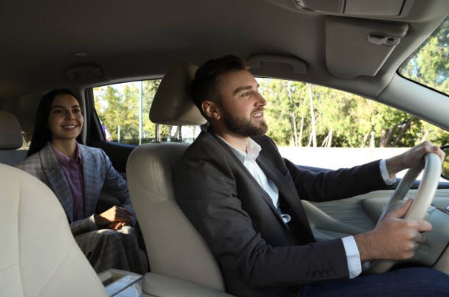 jeune femme dans un véhicule avec chauffeur